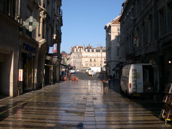  grande rue piétonne par une belle matinée ensoleillée.